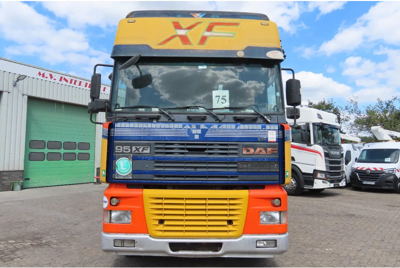 DAF XF 530 type E4, Manual!!! - شاحنة جرار: صور 3 DAF XF 530 type E4, Manual!!! - شاحنة جرار: صور 3