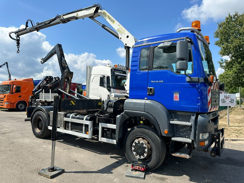 MAN TGA 18.310 4x4 HOOKLIFT + CRANE PALFINGER PK12000 - RADIO - ROTATOR - STEEL SPRING / HUB REDUCTION - MANUAL ZF - BE TRUCK - شاحنة ذات الخطاف, شاحنة كرين: صور 1 MAN TGA 18.310 4x4 HOOKLIFT + CRANE PALFINGER PK12000 - RADIO - ROTATOR - STEEL SPRING / HUB REDUCTION - MANUAL ZF - BE TRUCK - شاحنة ذات الخطاف, شاحنة كرين: صور 1