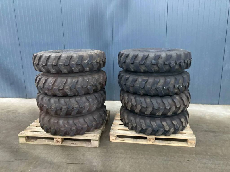 Apollo 1000 x 20 Set / 10.00 x 20: 4x2 Tyres - الإطارات والجنوط - آلات البناء: صور 1 Apollo 1000 x 20 Set / 10.00 x 20: 4x2 Tyres - الإطارات والجنوط - آلات البناء: صور 1