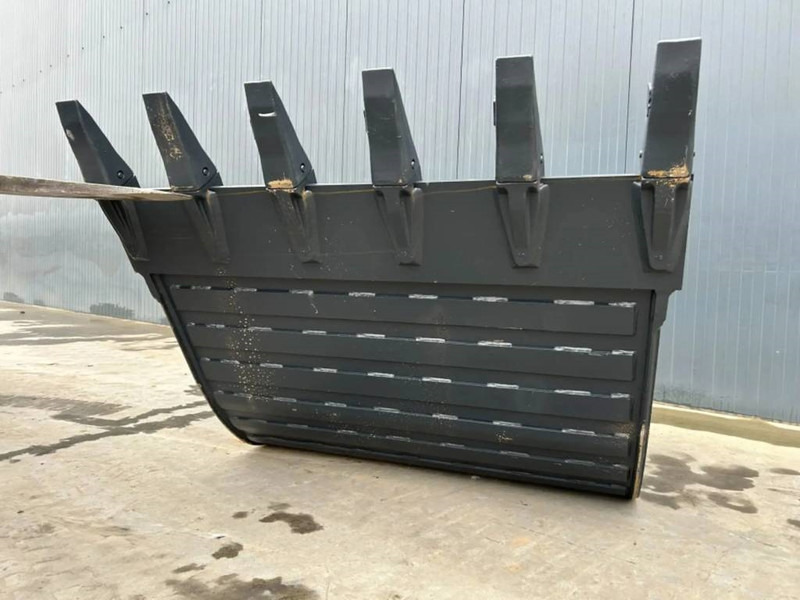 Hitachi ZX220 - 1.40m - بكت - آلات البناء: صور 3 Hitachi ZX220 - 1.40m - بكت - آلات البناء: صور 3