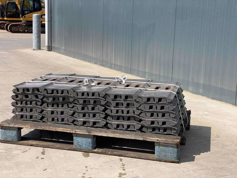 JCB JS240 / JS260 / JS300 Shoes/Pads - الإطار/ الشاسيه - آلات البناء: صور 5 JCB JS240 / JS260 / JS300 Shoes/Pads - الإطار/ الشاسيه - آلات البناء: صور 5