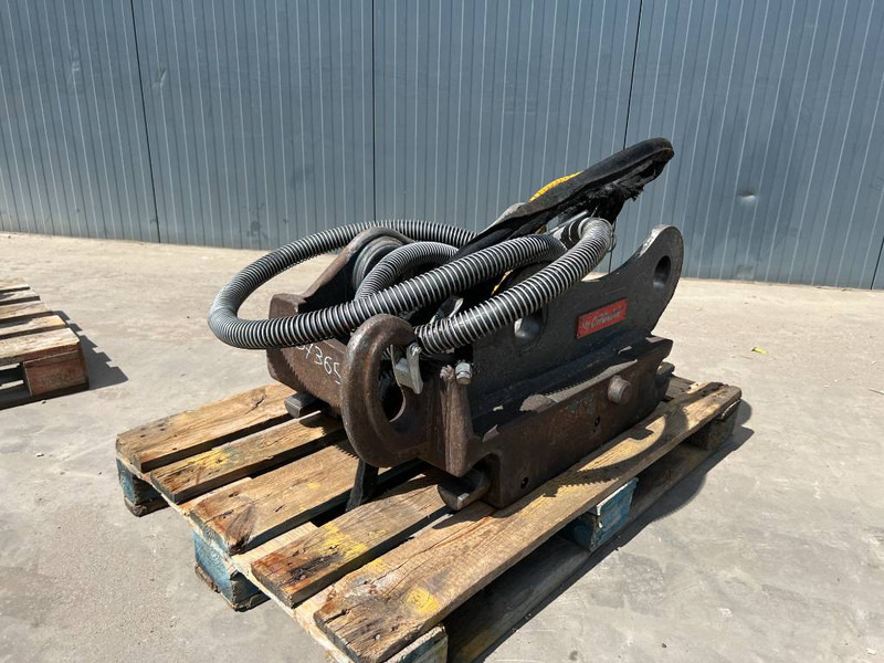OilQuick OQ70/55 - EC210 / EC220 - وصلة الربط للمعدات المعلقة - آلات البناء: صور 1 OilQuick OQ70/55 - EC210 / EC220 - وصلة الربط للمعدات المعلقة - آلات البناء: صور 1