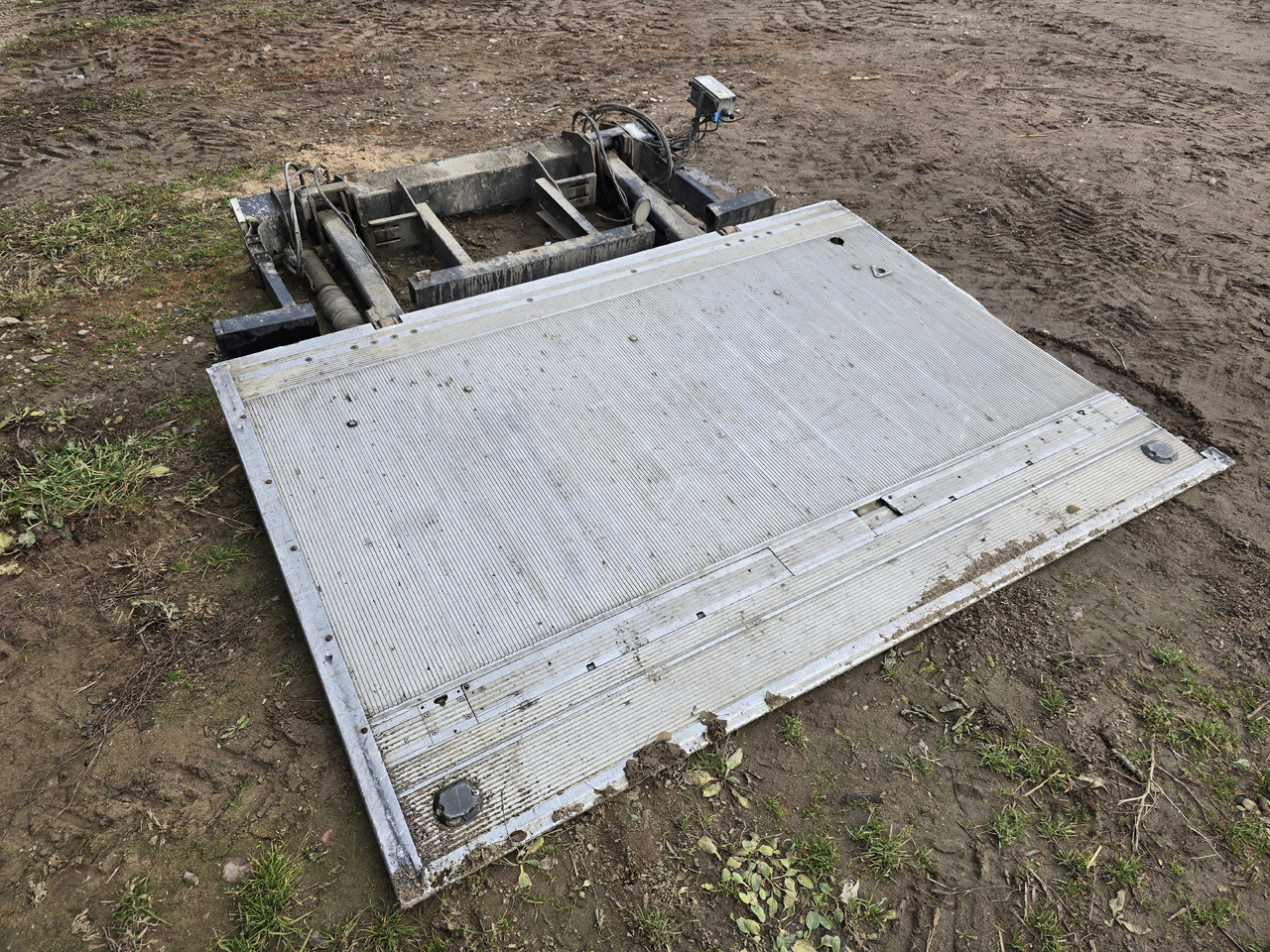 BAR Cargolift BC 1500S4 -B1A/2409--A0- - باب خلفي للشحن: صور 1 BAR Cargolift BC 1500S4 -B1A/2409--A0- - باب خلفي للشحن: صور 1