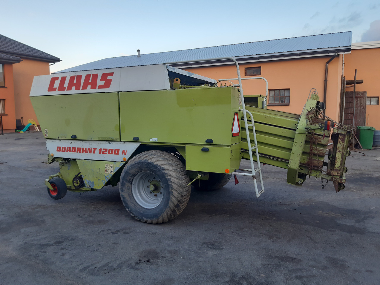Claas Quadrant 1200 N - مكبس البالات المستطيله: صور 1 Claas Quadrant 1200 N - مكبس البالات المستطيله: صور 1