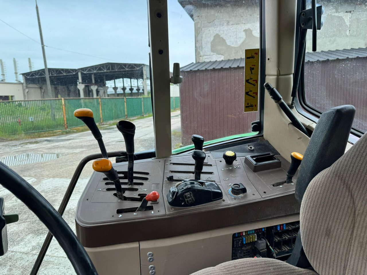 JOHN DEERE 6110 - جرار: صور 4 JOHN DEERE 6110 - جرار: صور 4