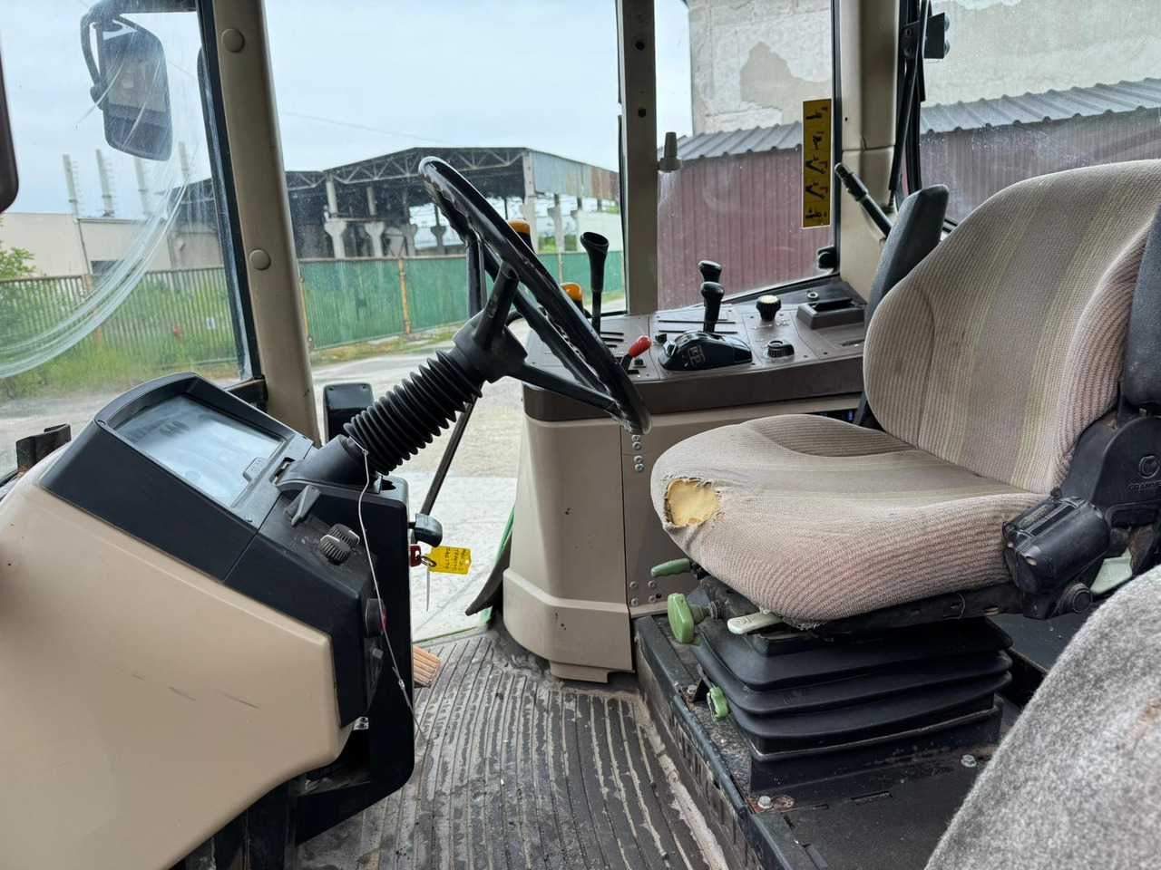 JOHN DEERE 6110 - جرار: صور 3 JOHN DEERE 6110 - جرار: صور 3