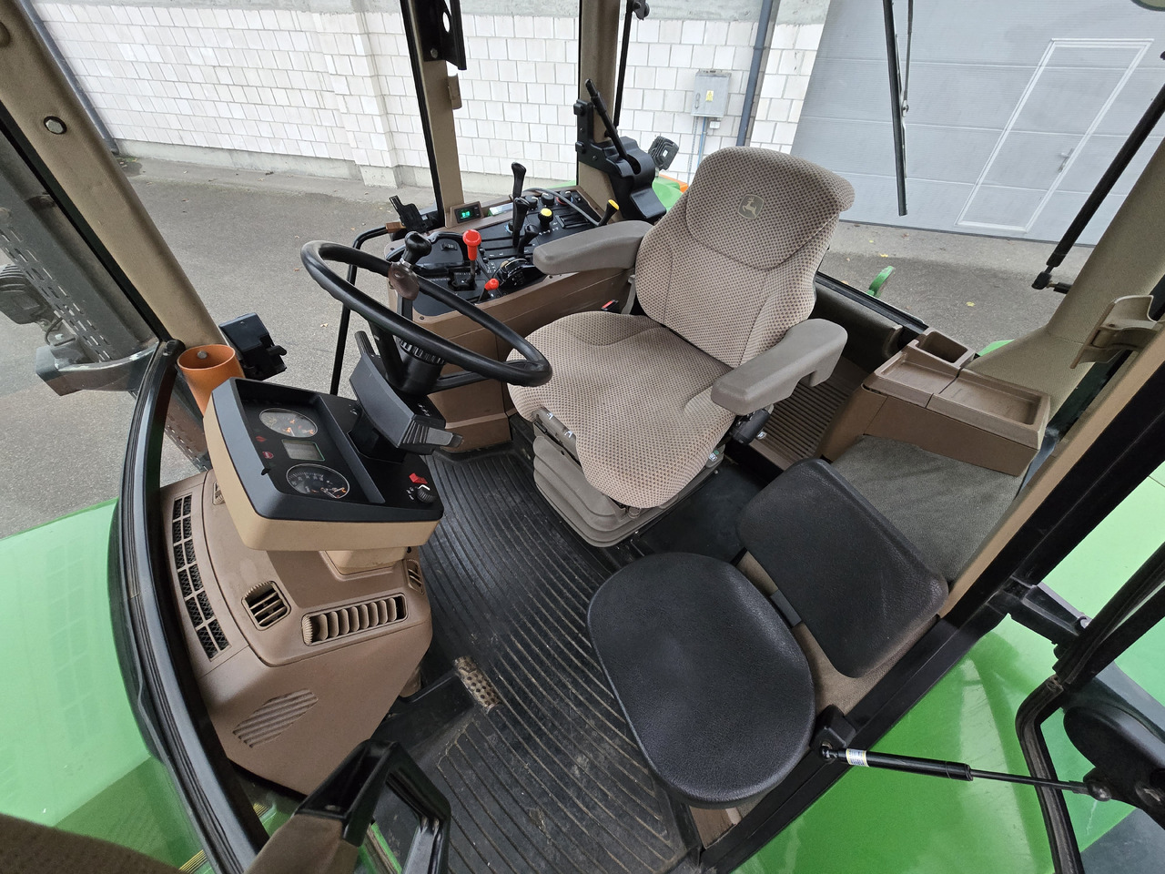 JOHN DEERE 7600 - جرار: صور 2 JOHN DEERE 7600 - جرار: صور 2