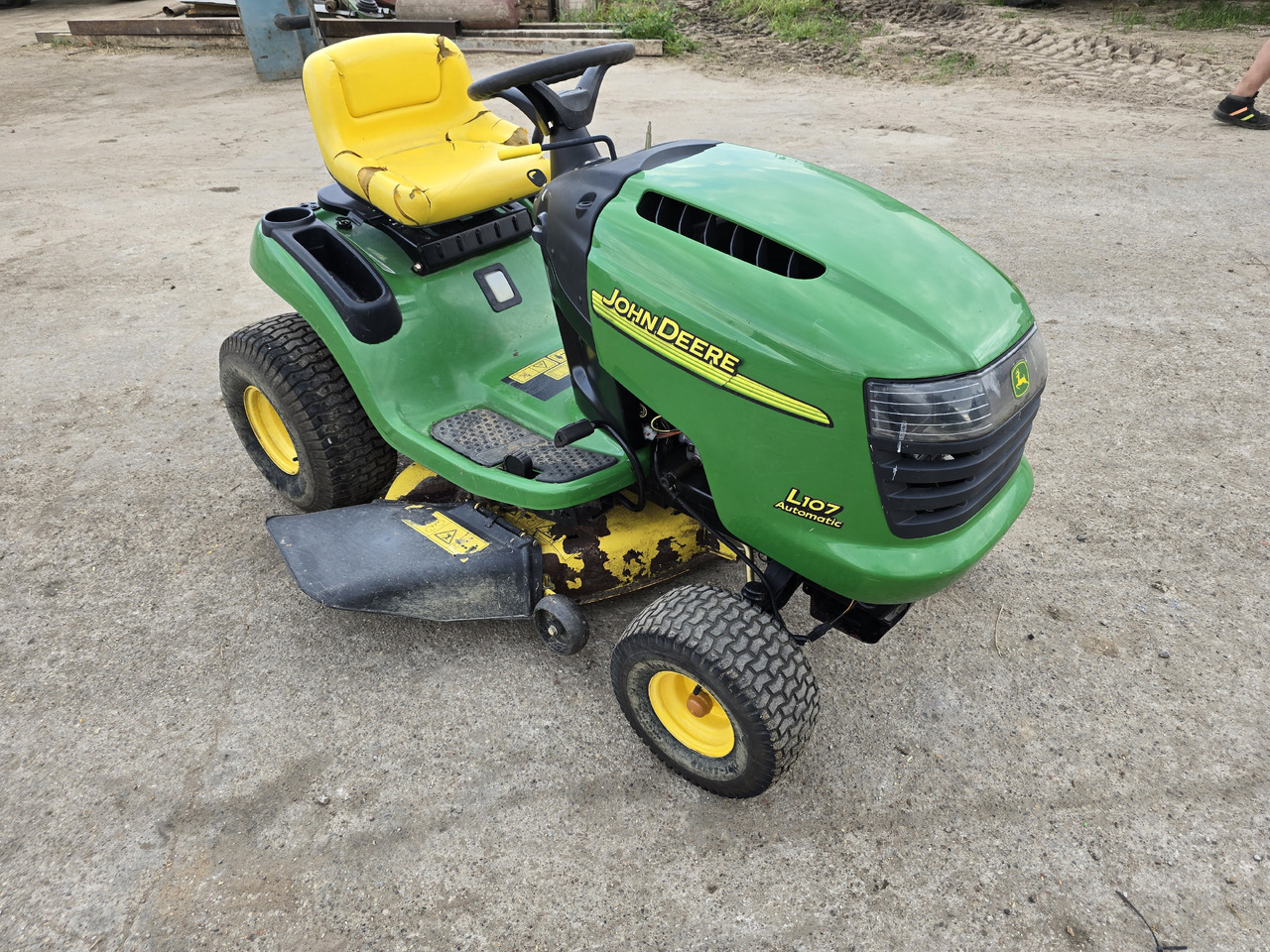 JOHN DEERE L107 Automatic - جزازة المروج: صور 1 JOHN DEERE L107 Automatic - جزازة المروج: صور 1