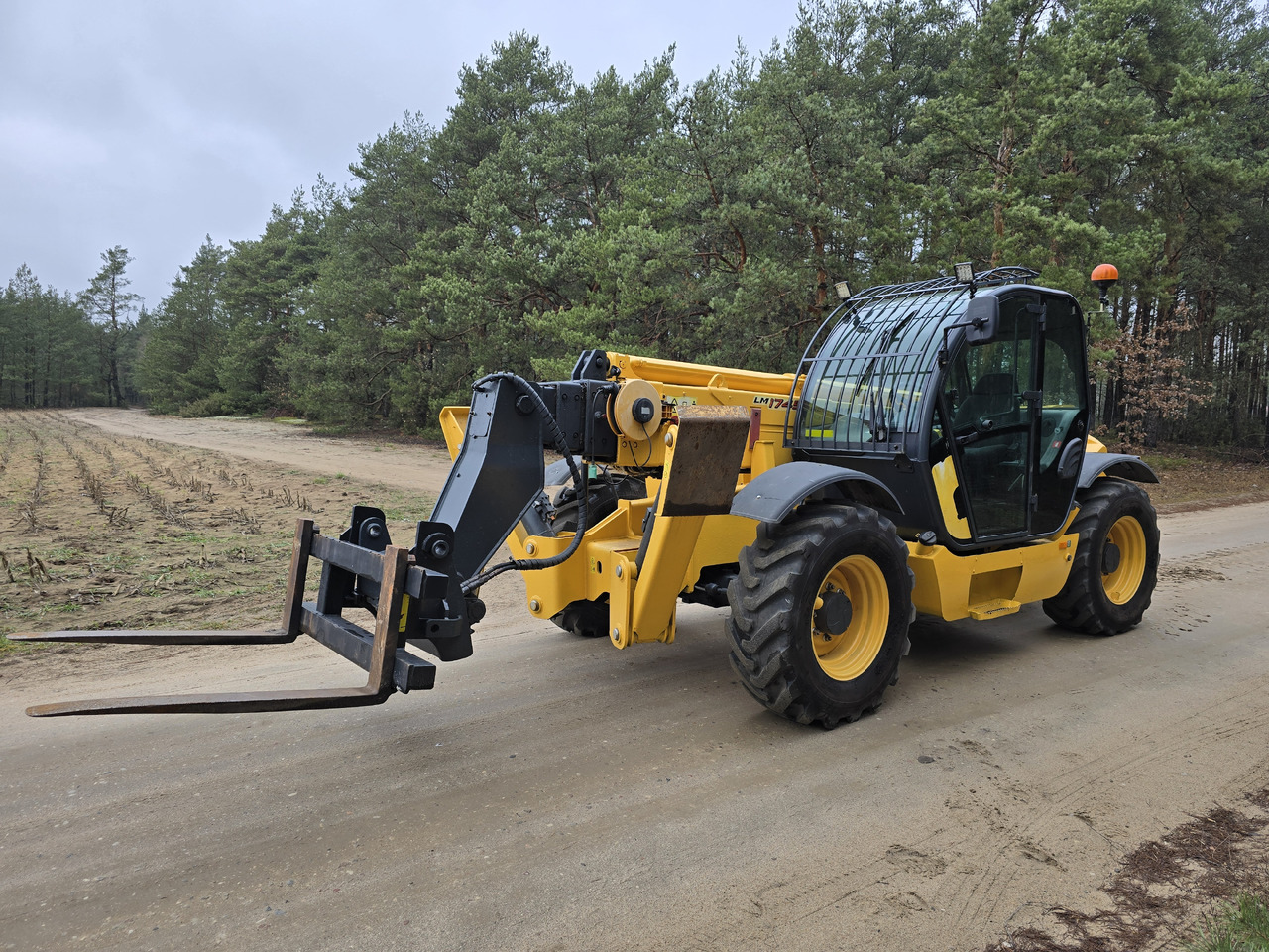NEW HOLLAND LM 1745 Turbo - اللودر بعجل: صور 1 NEW HOLLAND LM 1745 Turbo - اللودر بعجل: صور 1
