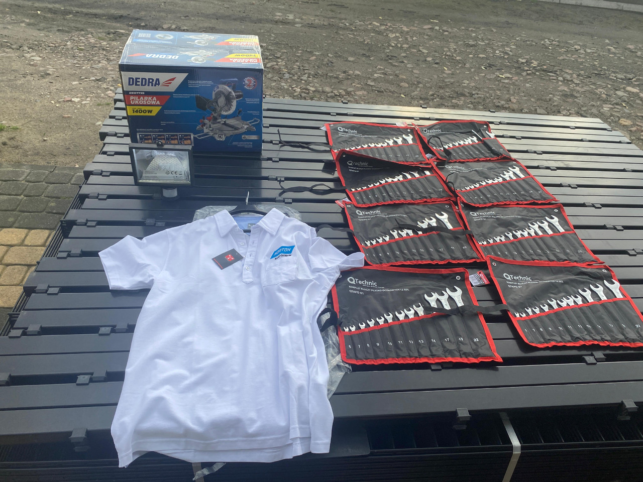 Norton, Dedra ukośnica, zestaw kluczy, lampa z czujnikiem, koszulka Polo - زينة وكماليات السيارات: صور 1 Norton, Dedra ukośnica, zestaw kluczy, lampa z czujnikiem, koszulka Polo - زينة وكماليات السيارات: صور 1