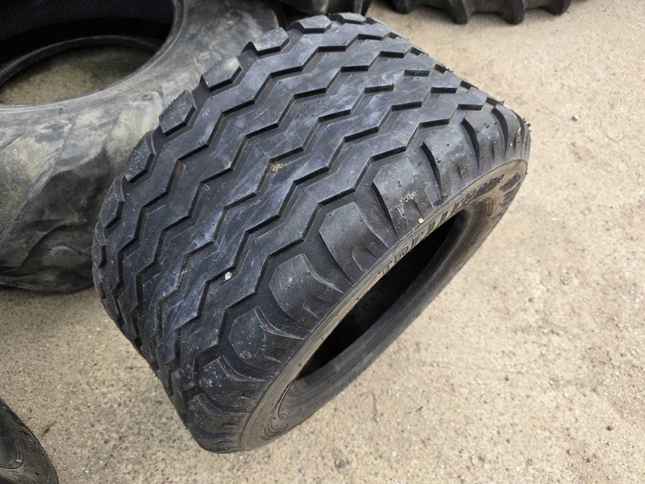 TRELLEBORG 340/55-16 - الإطارات - آلات البناء: صور 2 TRELLEBORG 340/55-16 - الإطارات - آلات البناء: صور 2