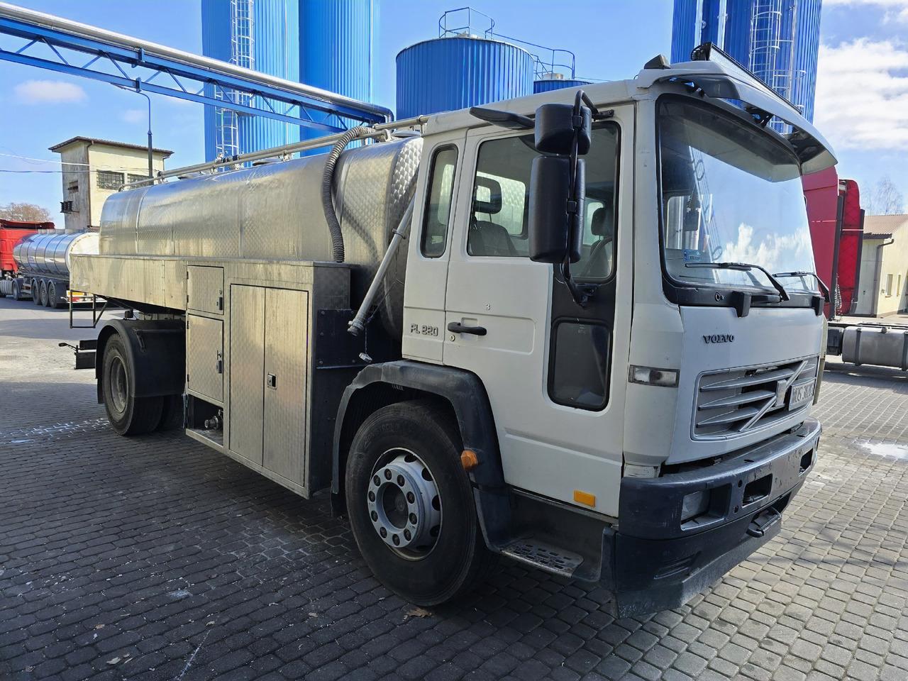 VOLVO FL 220 - فراغ شاحنة: صور 1 VOLVO FL 220 - فراغ شاحنة: صور 1