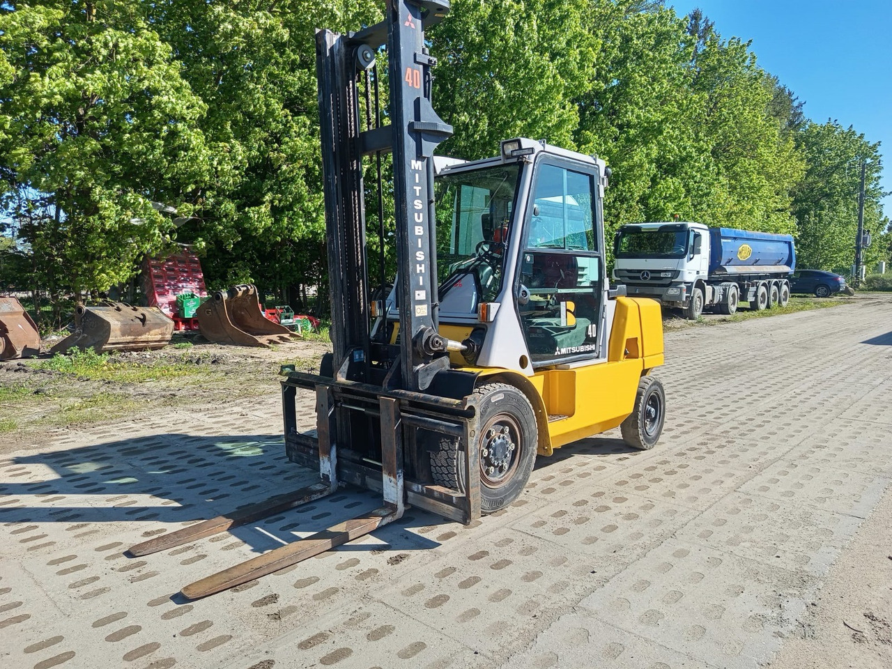 Mitsubishi FD40K - شاحنات الطرق الوعرة: صور 1 Mitsubishi FD40K - شاحنات الطرق الوعرة: صور 1