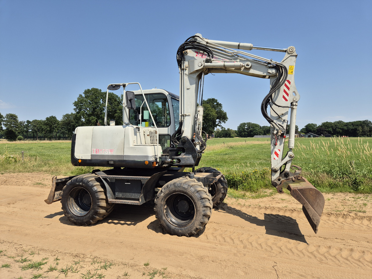 Tackeuchi TB 175 W - حفارة على عجلات: صور 2 Tackeuchi TB 175 W - حفارة على عجلات: صور 2