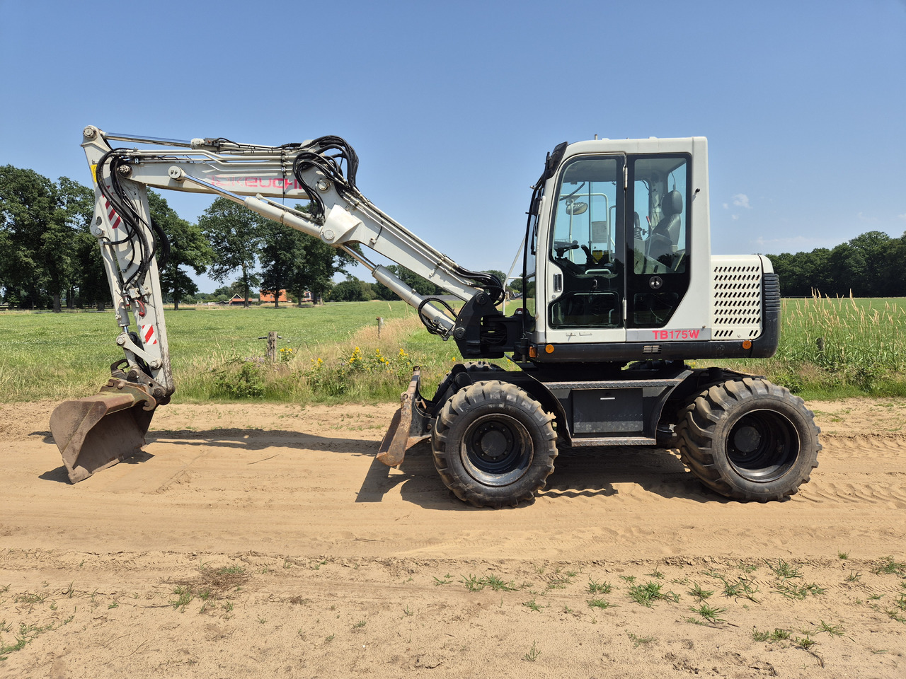 Tackeuchi TB 175 W - حفارة على عجلات: صور 1 Tackeuchi TB 175 W - حفارة على عجلات: صور 1