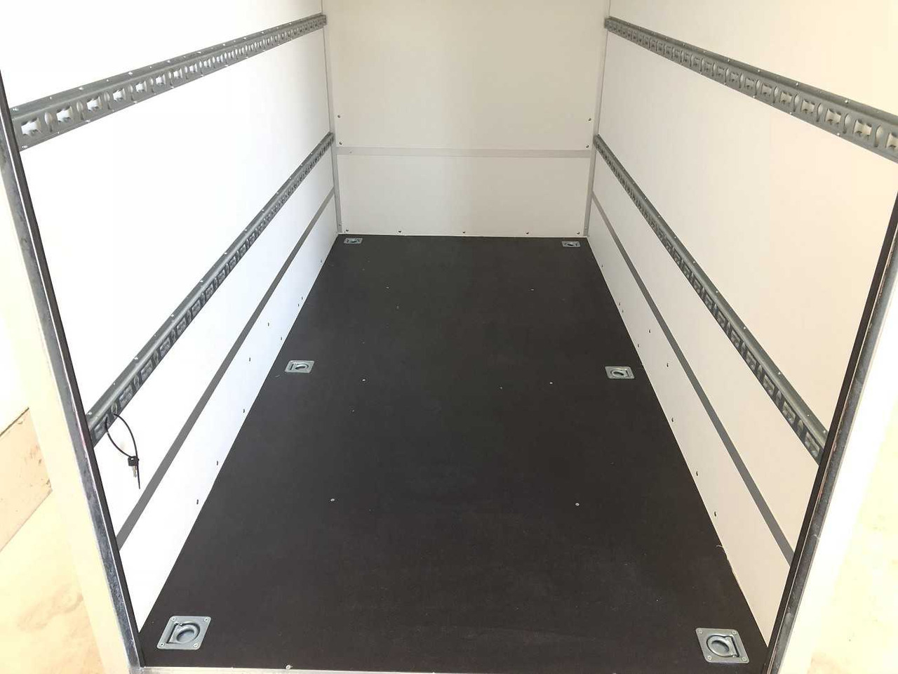BLYSS F1330HD Rampe Kofferanhänger - بصندوق مغلق مقطورة: صور 4 BLYSS F1330HD Rampe Kofferanhänger - بصندوق مغلق مقطورة: صور 4