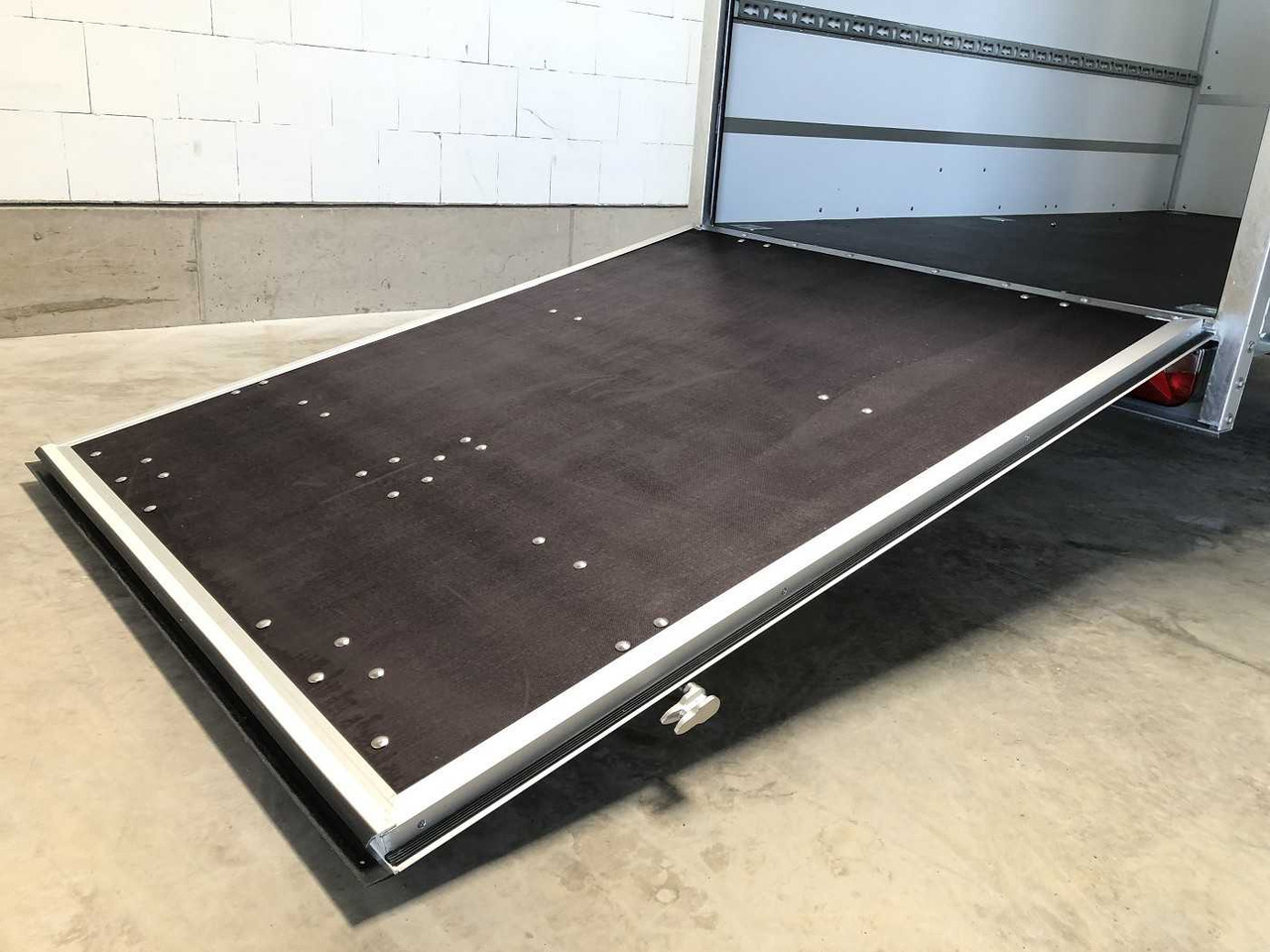 BLYSS F1336HD Rampe Tür Fenster Kofferanhänger - بصندوق مغلق مقطورة: صور 5 BLYSS F1336HD Rampe Tür Fenster Kofferanhänger - بصندوق مغلق مقطورة: صور 5