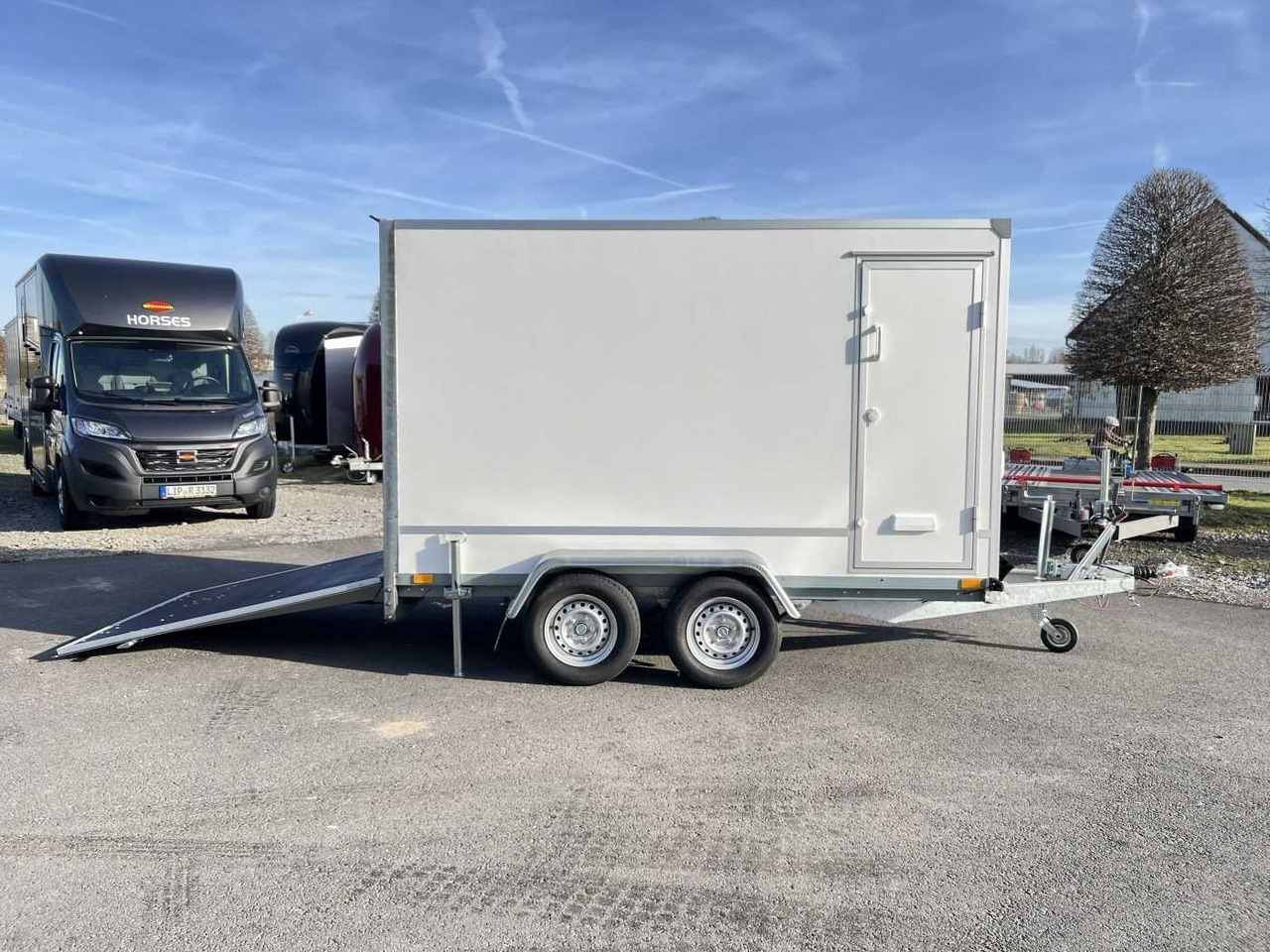 BLYSS F2030HTD Rampe + Seitentür Kofferanhänger - بصندوق مغلق مقطورة: صور 2 BLYSS F2030HTD Rampe + Seitentür Kofferanhänger - بصندوق مغلق مقطورة: صور 2