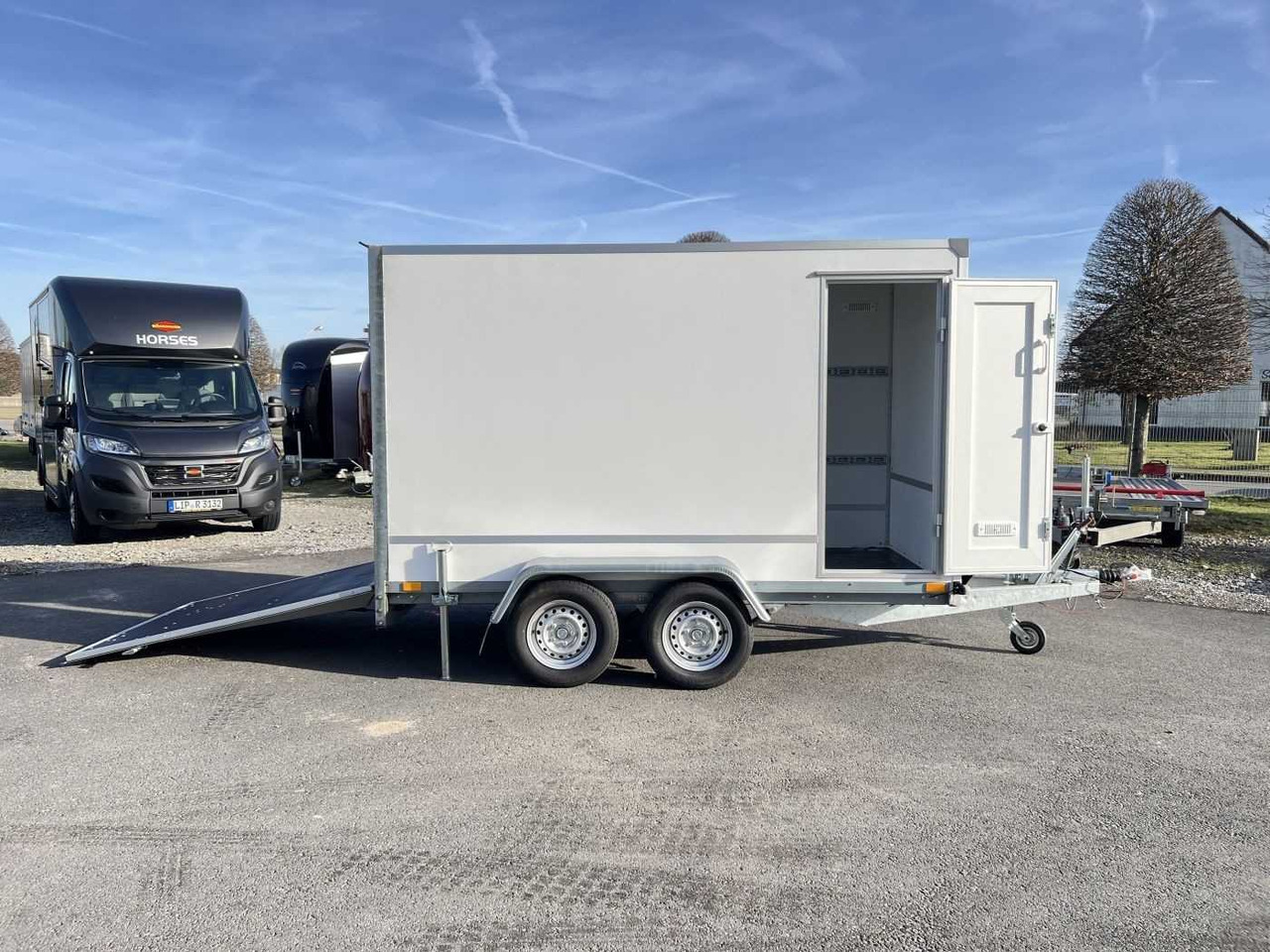 BLYSS F2030HTD Rampe + Seitentür Kofferanhänger - بصندوق مغلق مقطورة: صور 1 BLYSS F2030HTD Rampe + Seitentür Kofferanhänger - بصندوق مغلق مقطورة: صور 1