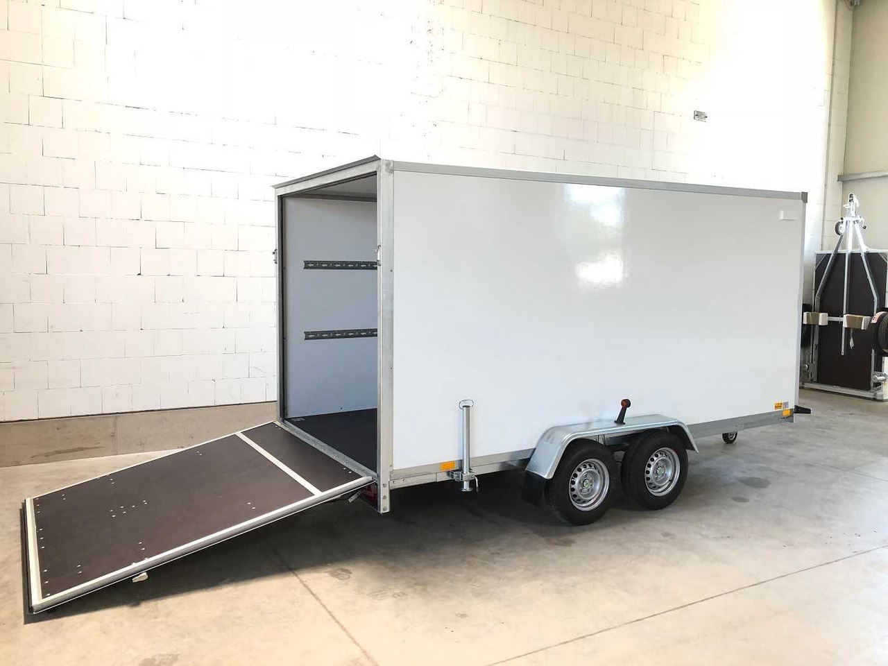 BLYSS F2741HT Rampe Kofferanhänger - بصندوق مغلق مقطورة: صور 1 BLYSS F2741HT Rampe Kofferanhänger - بصندوق مغلق مقطورة: صور 1