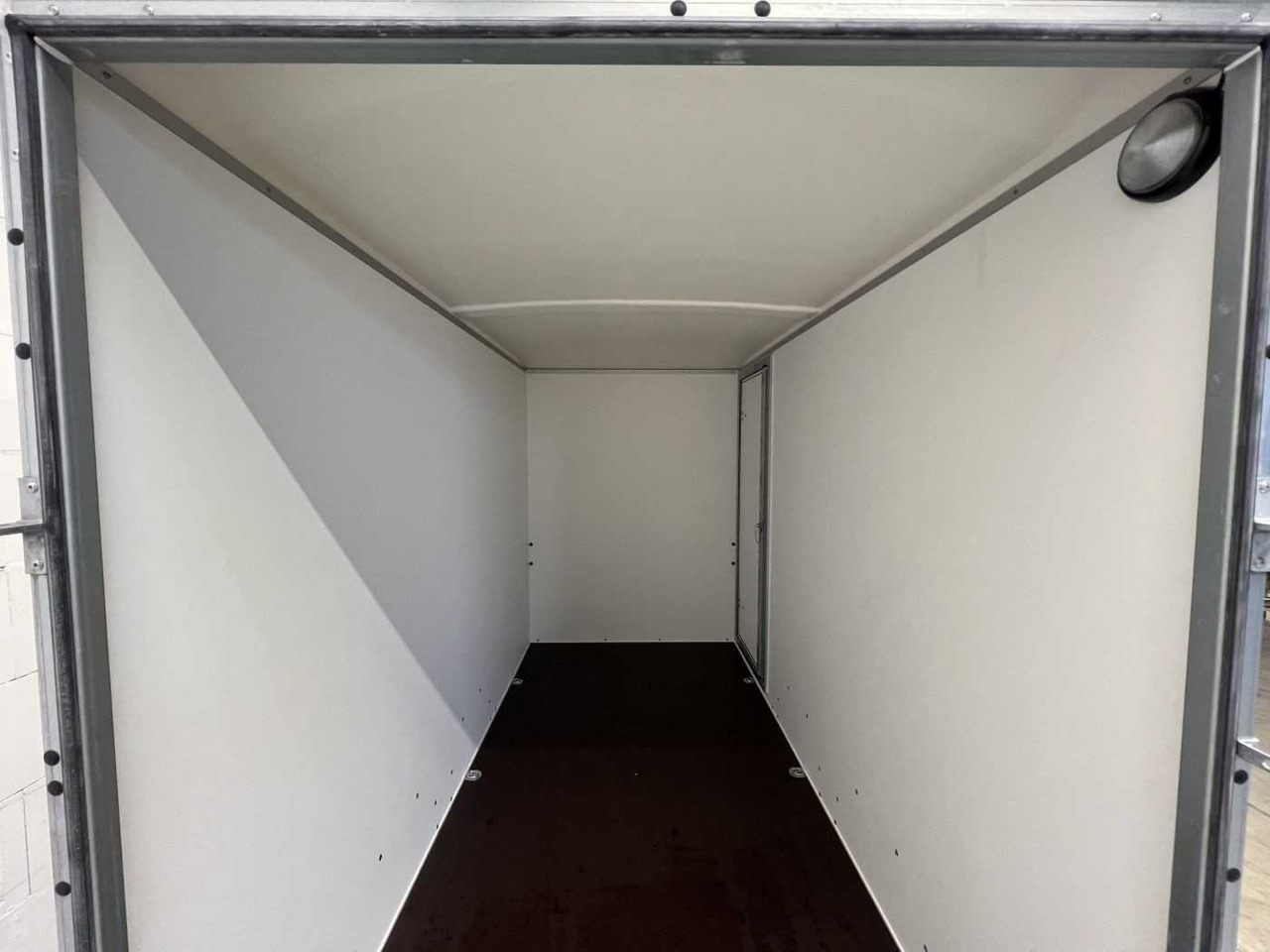 BOECKMANN KT 3015/27 H F Tür TKL Stützen Kofferanhänger - بصندوق مغلق مقطورة: صور 4 BOECKMANN KT 3015/27 H F Tür TKL Stützen Kofferanhänger - بصندوق مغلق مقطورة: صور 4