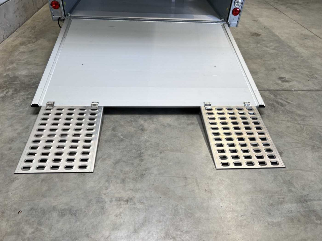 CHEVAL LIBERTE DEBON C1000 Roadster Autotransporter geschlossen - شاحنة نقل سيارات مقطورة: صور 4 CHEVAL LIBERTE DEBON C1000 Roadster Autotransporter geschlossen - شاحنة نقل سيارات مقطورة: صور 4