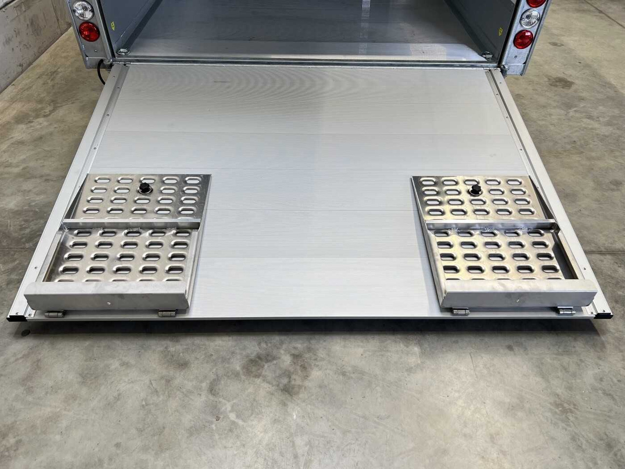 CHEVAL LIBERTE DEBON C1000 Roadster Autotransporter geschlossen - شاحنة نقل سيارات مقطورة: صور 5 CHEVAL LIBERTE DEBON C1000 Roadster Autotransporter geschlossen - شاحنة نقل سيارات مقطورة: صور 5