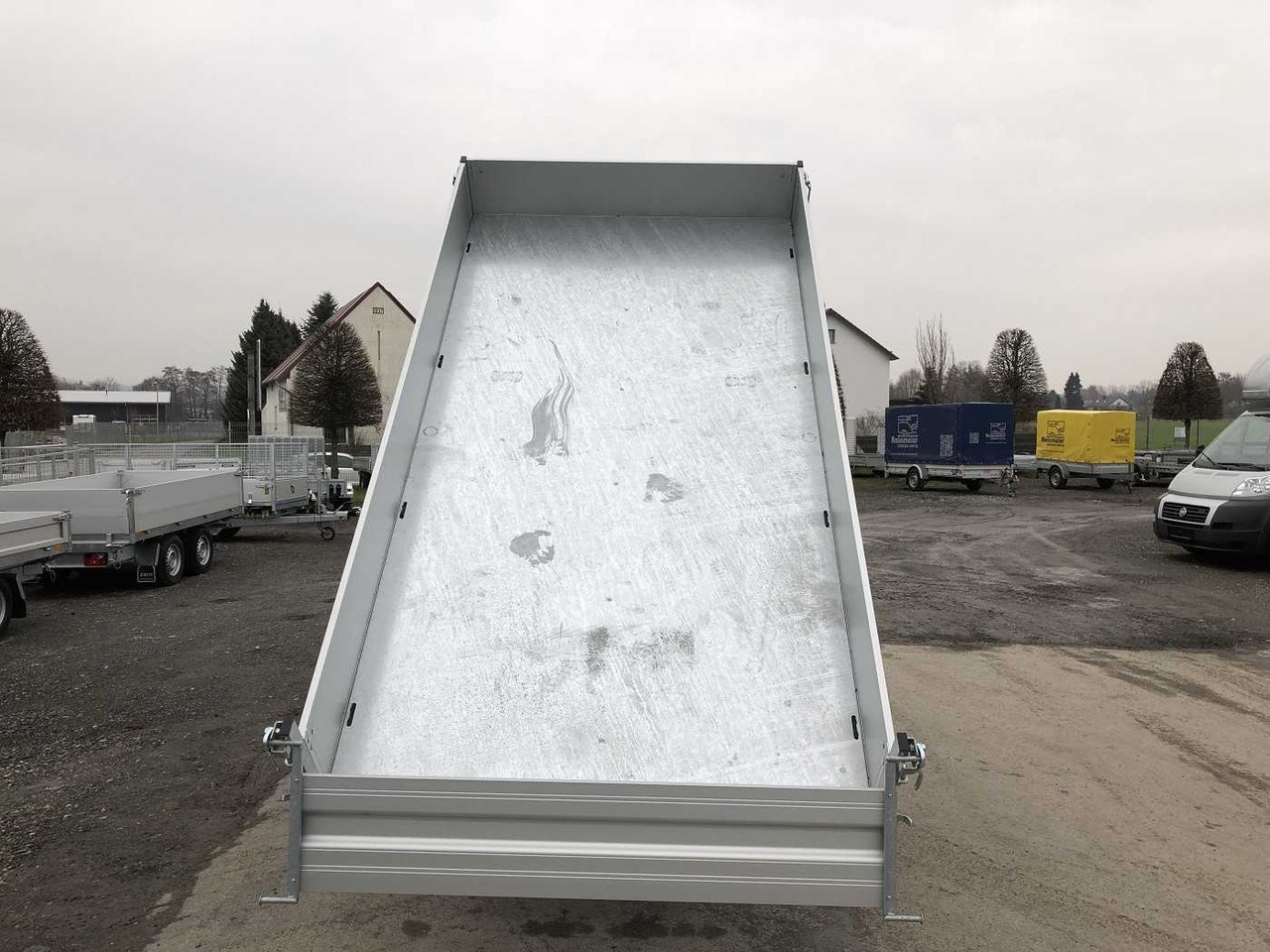 HUMBAUR HTK 3500.37 Dreiseitenkipper - قلابة مقطورة: صور 4 HUMBAUR HTK 3500.37 Dreiseitenkipper - قلابة مقطورة: صور 4