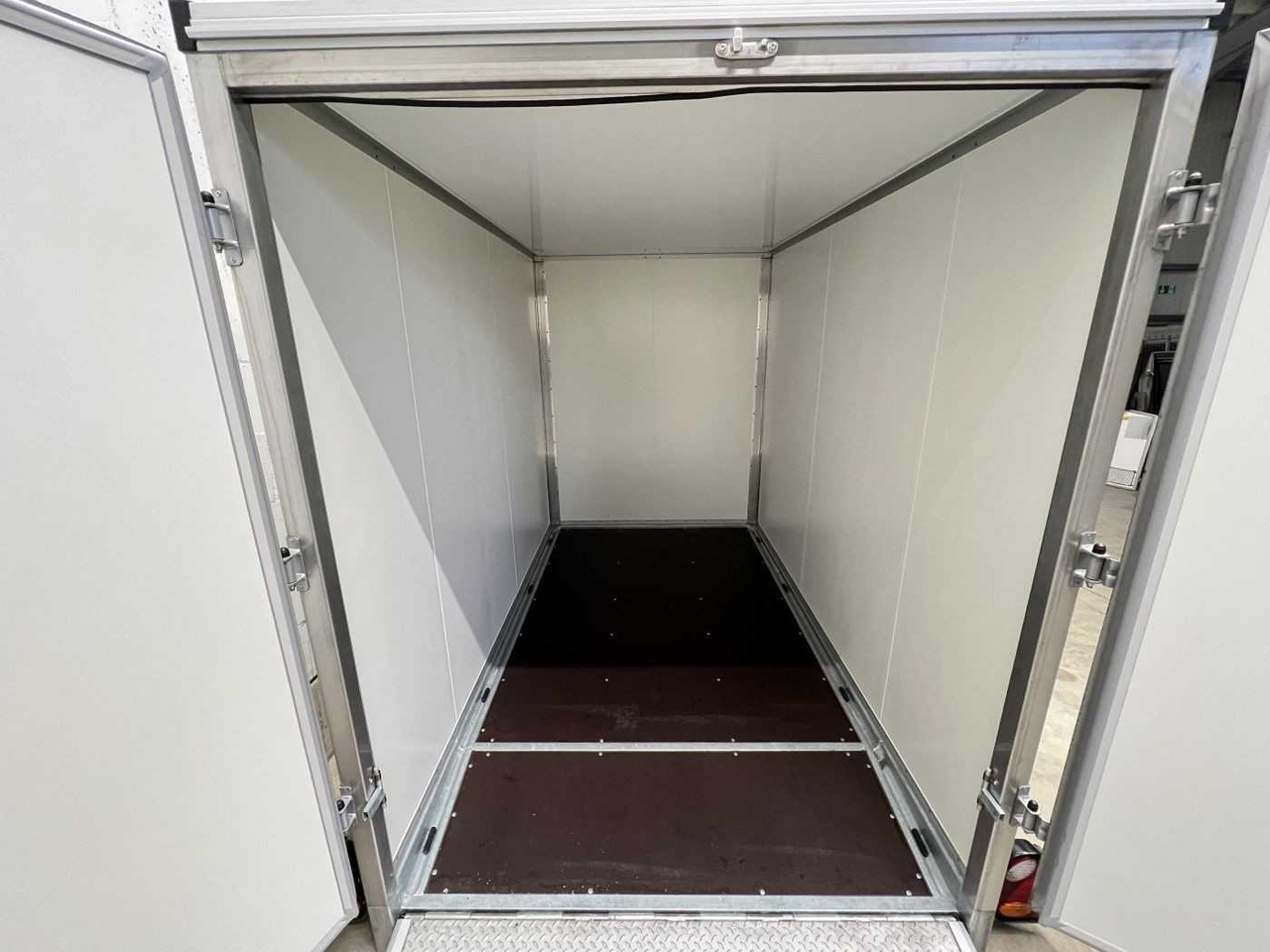 VEZEKO Husky FB K 13.28 Absenker Kofferanhänger - بصندوق مغلق مقطورة: صور 5 VEZEKO Husky FB K 13.28 Absenker Kofferanhänger - بصندوق مغلق مقطورة: صور 5