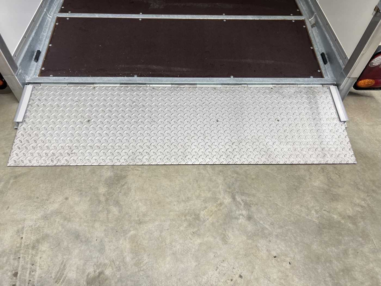 VEZEKO Husky FB K 13.28 Absenker Kofferanhänger - بصندوق مغلق مقطورة: صور 4 VEZEKO Husky FB K 13.28 Absenker Kofferanhänger - بصندوق مغلق مقطورة: صور 4