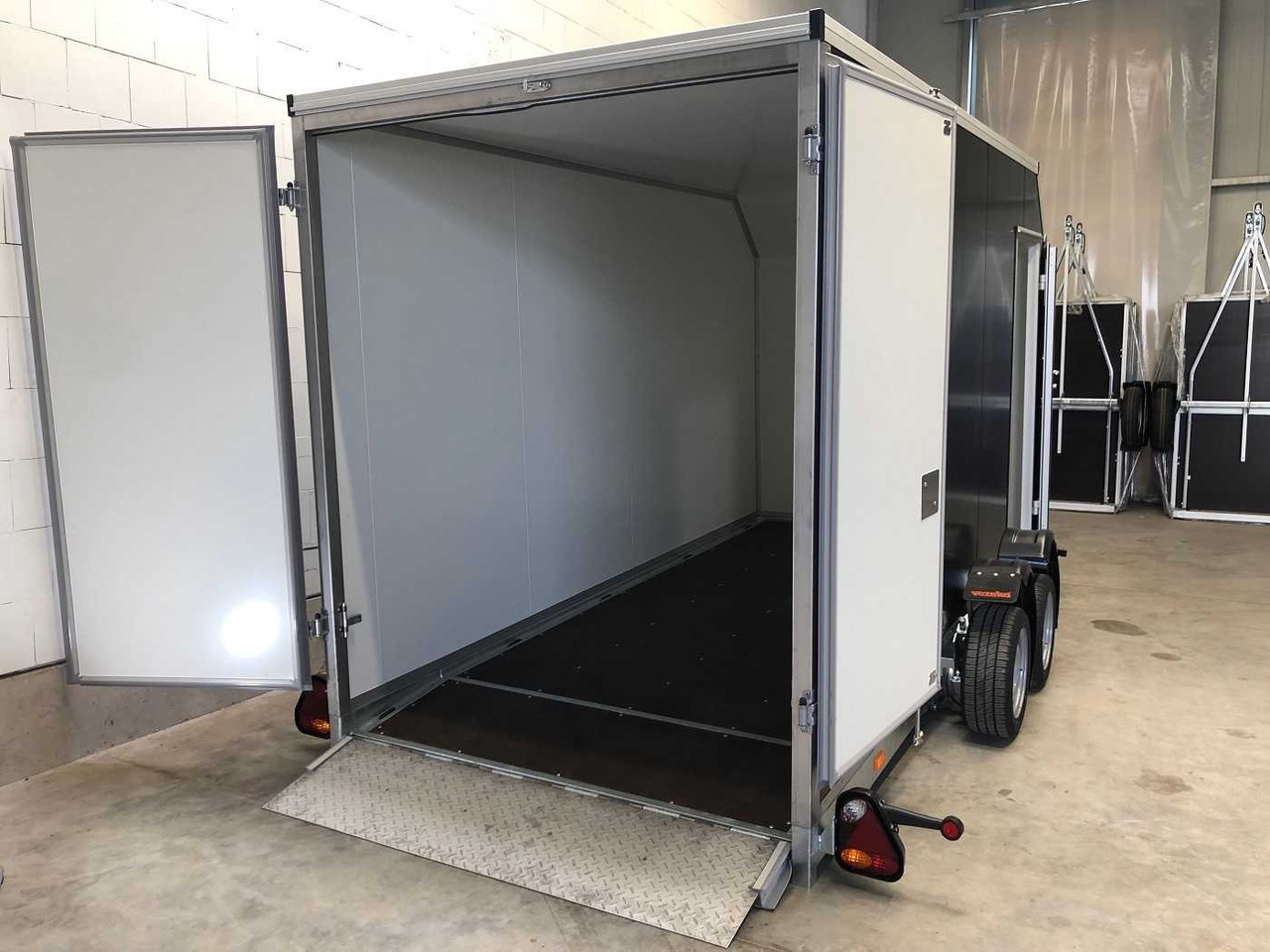 بصندوق مغلق مقطورة جديد VEZEKO Husky FB K 35.40 SP EP Tür Kofferanhänger Absenker: صور 10