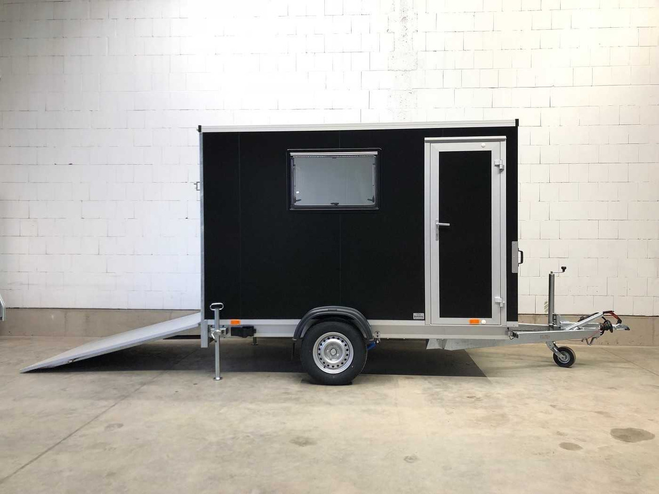 VEZEKO TK B 15.30 Rampe, Tür, Fenster Kofferanhänger - بصندوق مغلق مقطورة: صور 2 VEZEKO TK B 15.30 Rampe, Tür, Fenster Kofferanhänger - بصندوق مغلق مقطورة: صور 2