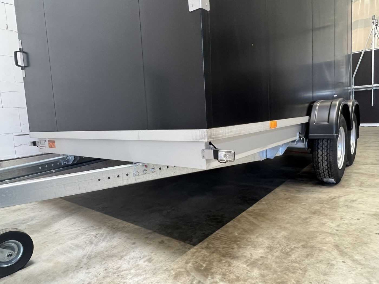 VEZEKO TK C 27.40 Tür Kofferanhänger - بصندوق مغلق مقطورة: صور 3 VEZEKO TK C 27.40 Tür Kofferanhänger - بصندوق مغلق مقطورة: صور 3