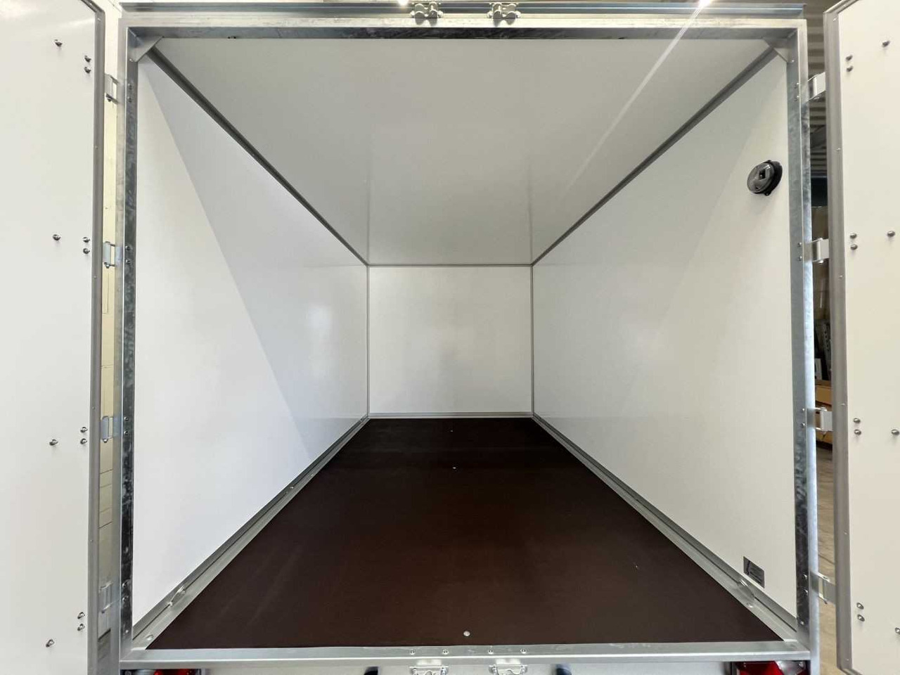 WM MEYER AZHLC 3540/244 S40 Ti Kofferanhänger - بصندوق مغلق مقطورة: صور 3 WM MEYER AZHLC 3540/244 S40 Ti Kofferanhänger - بصندوق مغلق مقطورة: صور 3