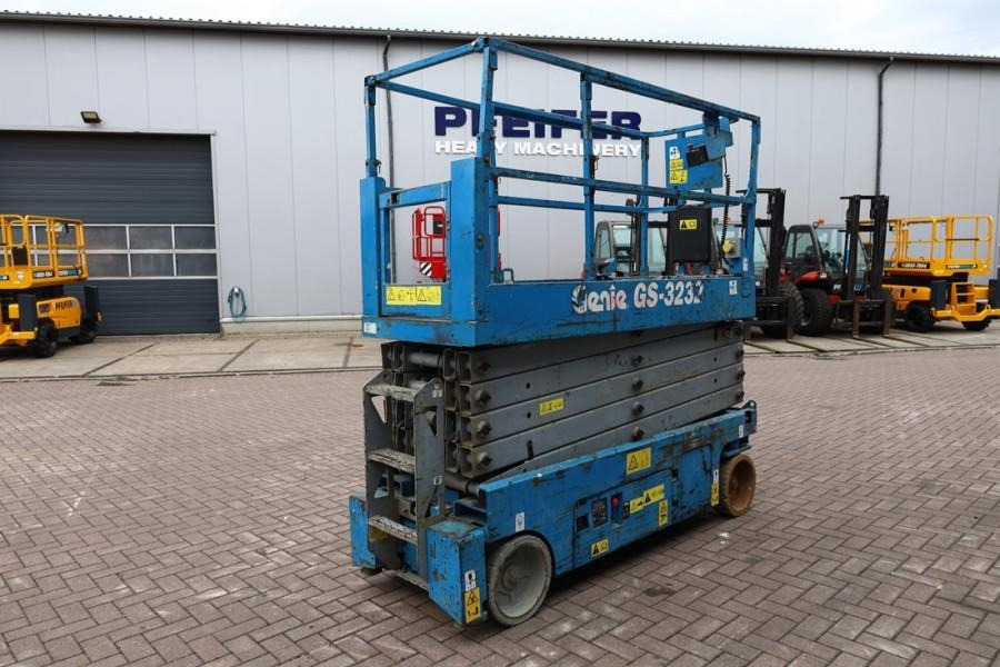 Genie GS3232 Hydraulic Outriggers, Electric, 11.75m Work - رافعات مقصية: صور 2 Genie GS3232 Hydraulic Outriggers, Electric, 11.75m Work - رافعات مقصية: صور 2