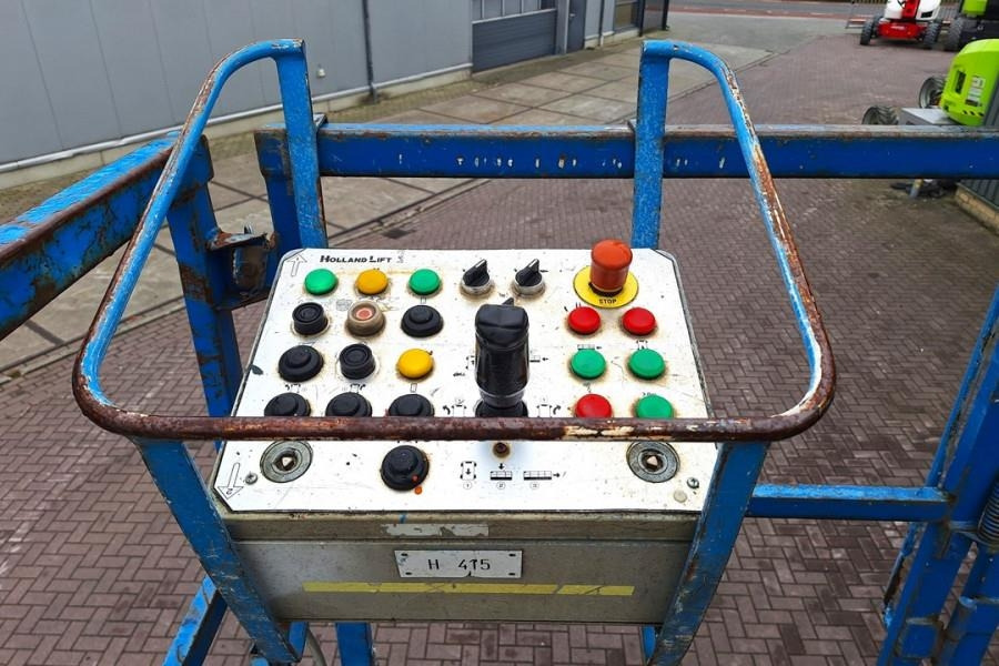 Holland Lift Megastar G-300DL30/S Diesel, 4x4x4 Drive, 33.5m Wo - رافعات مقصية: صور 4 Holland Lift Megastar G-300DL30/S Diesel, 4x4x4 Drive, 33.5m Wo - رافعات مقصية: صور 4