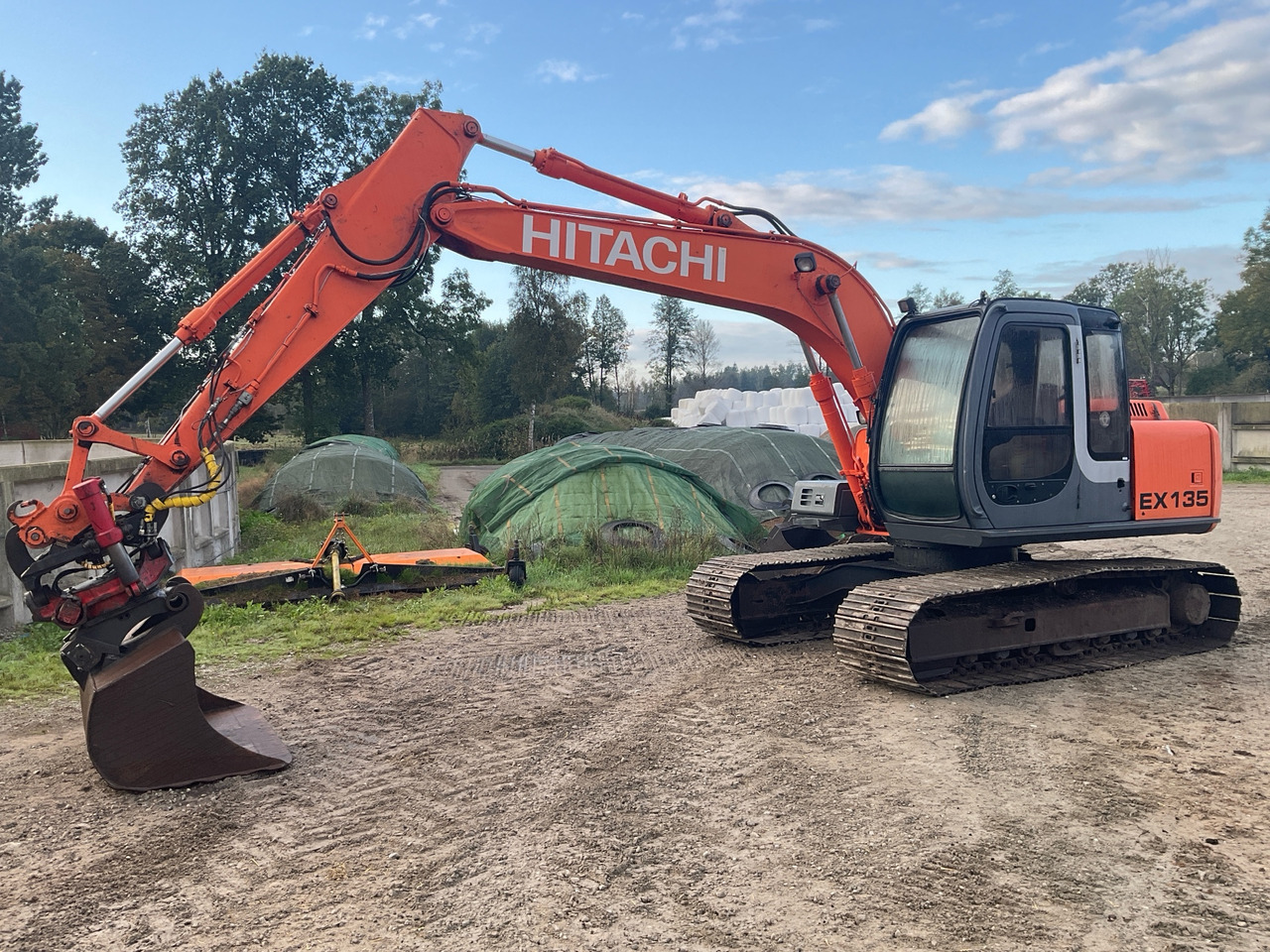 Hitachi EX135 - حفارة: صور 1 Hitachi EX135 - حفارة: صور 1