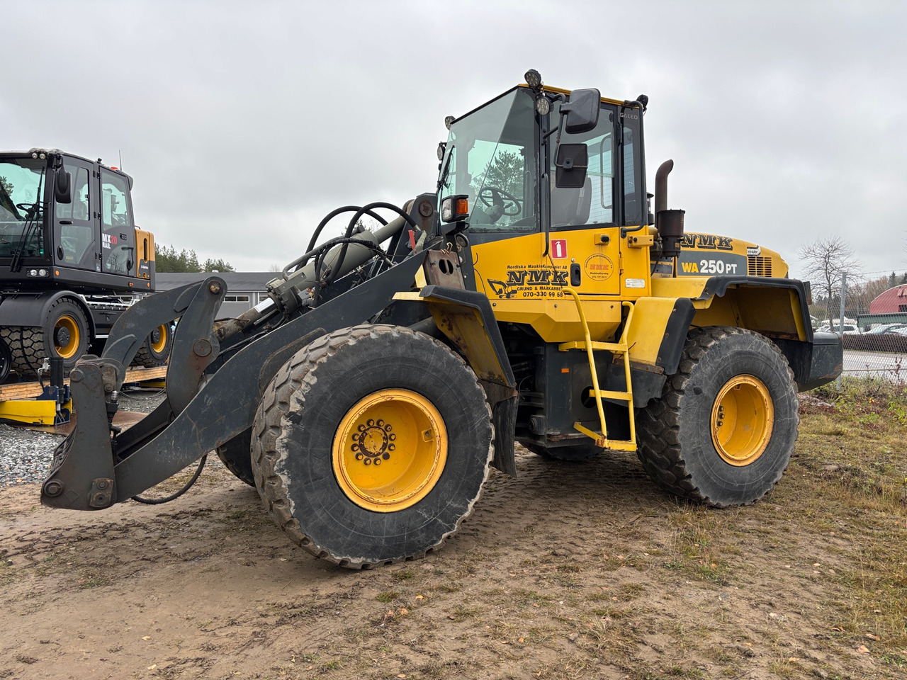 Komatsu WA250PT-5H - اللودر بعجل: صور 1 Komatsu WA250PT-5H - اللودر بعجل: صور 1