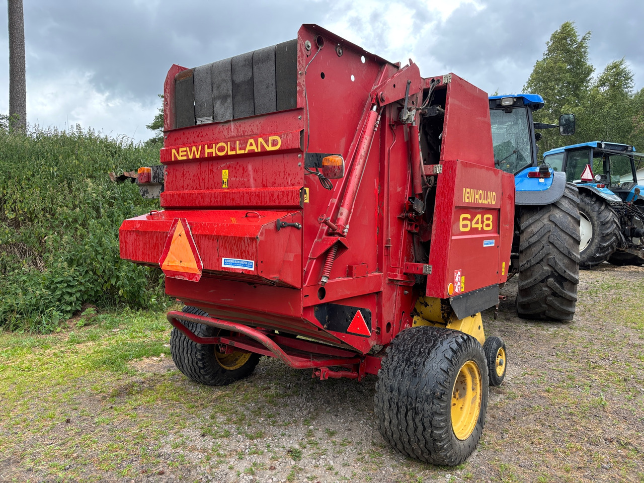 New Holland 648 - مكبس القش الدائري: صور 1 New Holland 648 - مكبس القش الدائري: صور 1