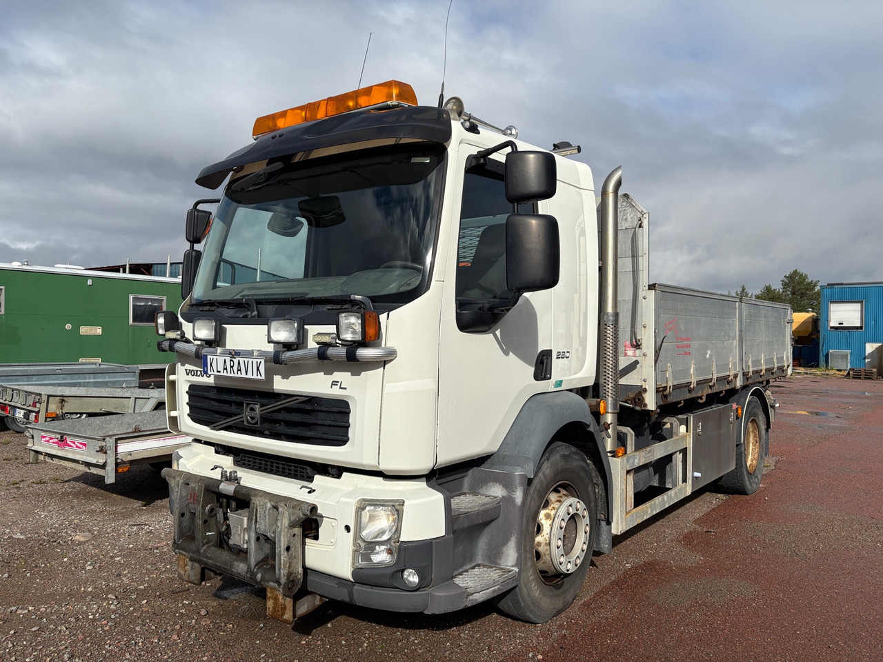 Volvo FL260 - شاحنات مسطحة: صور 1 Volvo FL260 - شاحنات مسطحة: صور 1