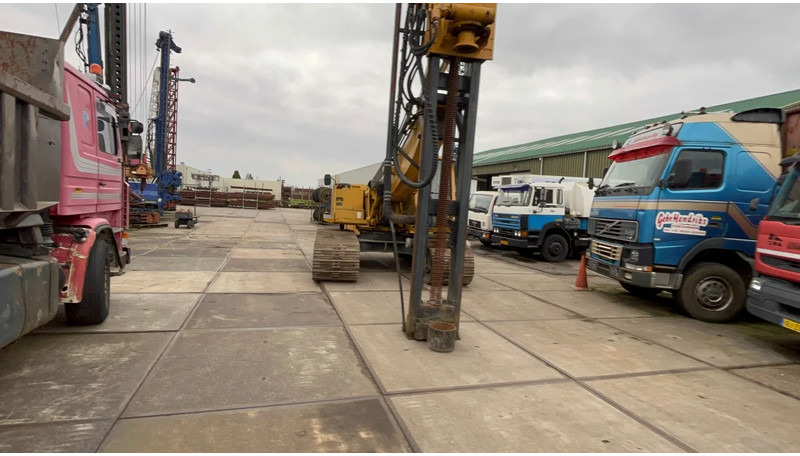 آلة حفر JCB JS 200 LC: صور 16