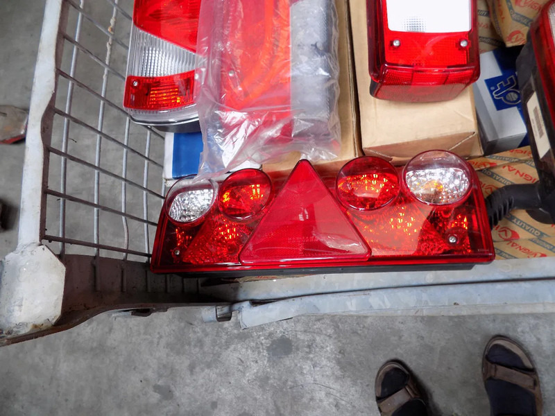 الضوء الخلفي verlichting voor truck en trailer HELLA VERLICHTING truck en trailer: صور 8 الضوء الخلفي verlichting voor truck en trailer HELLA VERLICHTING truck en trailer: صور 8