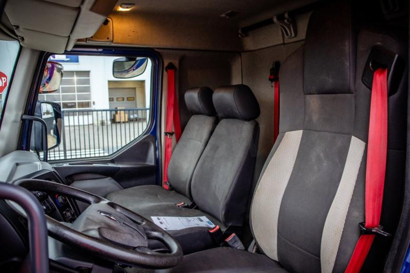 Interior photo 1: بصندوق مغلق شاحنة Renault D210-12T-E6 - 50000 KM Interior photo 1: بصندوق مغلق شاحنة Renault D210-12T-E6 - 50000 KM