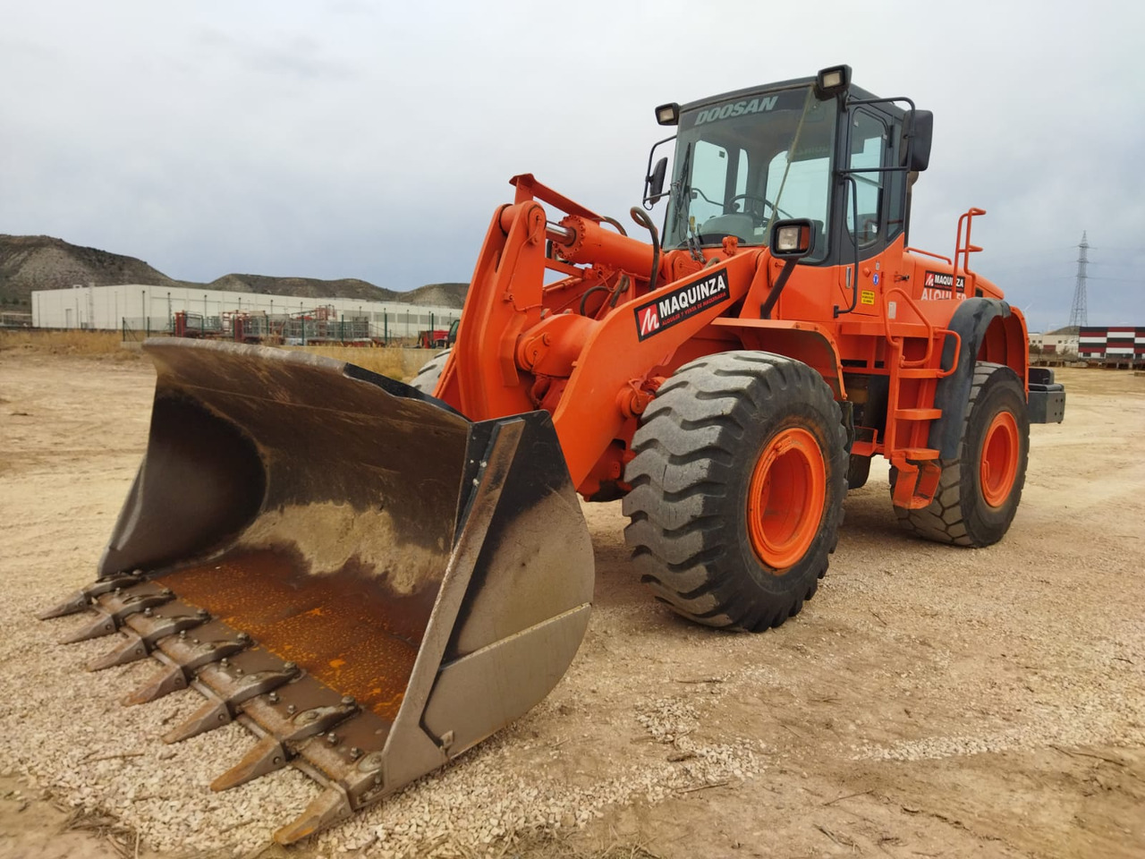 DOOSAN DL300 - اللودر بعجل: صور 1 DOOSAN DL300 - اللودر بعجل: صور 1