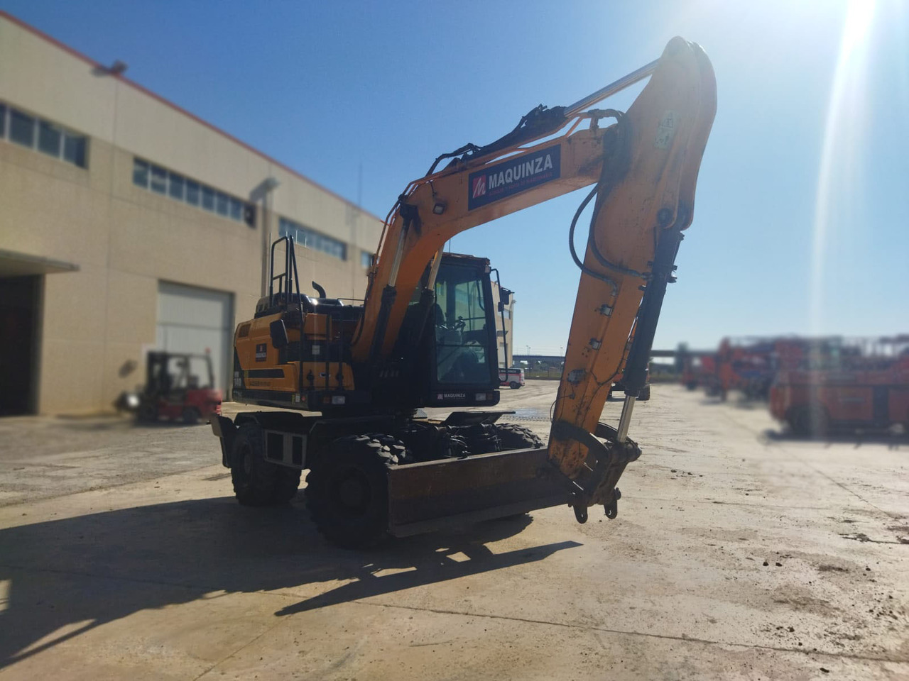 HYUNDAI HW140 - حفارة على عجلات: صور 5 HYUNDAI HW140 - حفارة على عجلات: صور 5