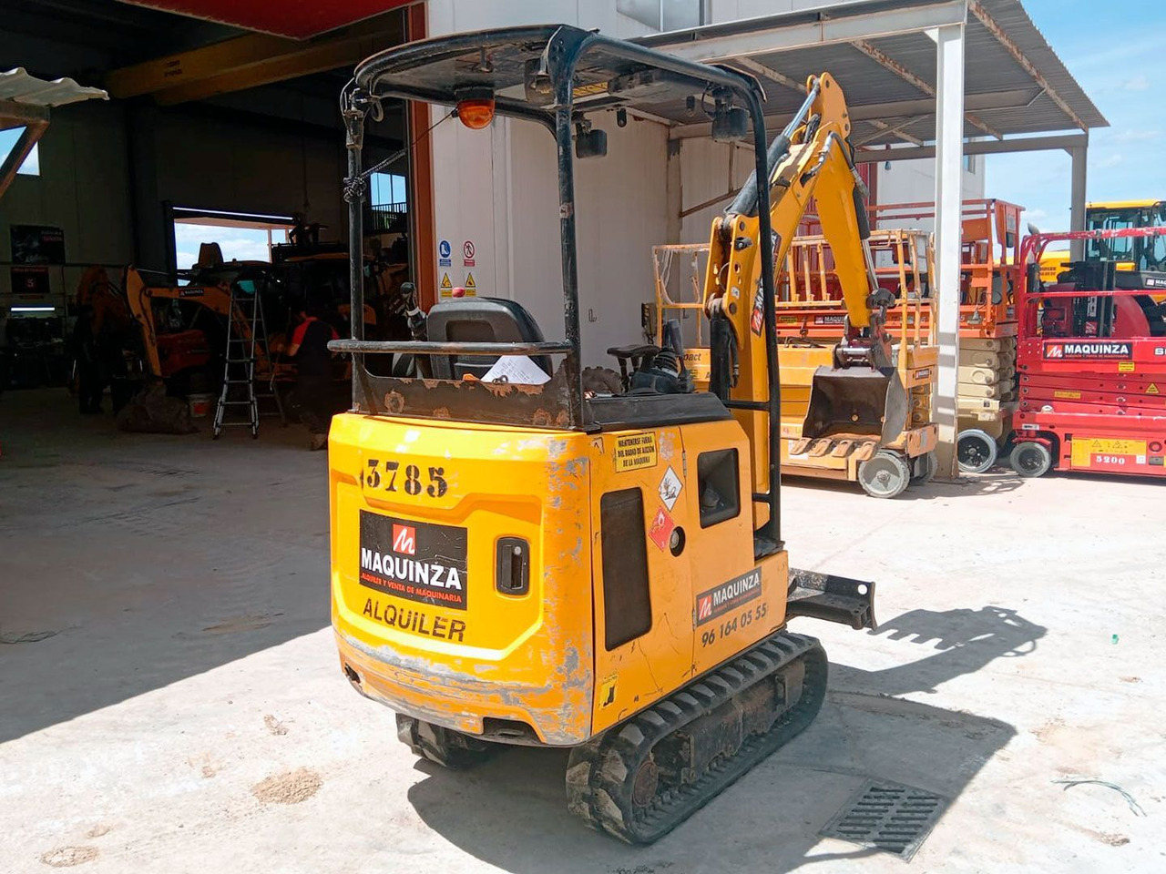 JCB 15C - حفارة مصغرة: صور 2 JCB 15C - حفارة مصغرة: صور 2