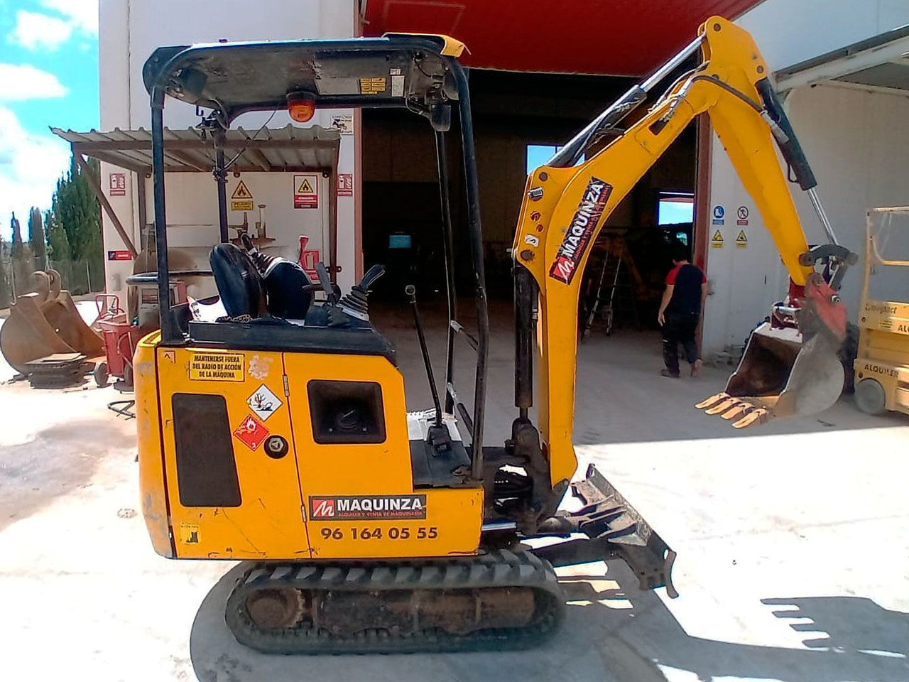 JCB 15C - حفارة مصغرة: صور 1 JCB 15C - حفارة مصغرة: صور 1