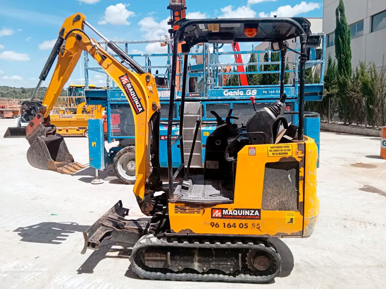 JCB 15C - حفارة مصغرة: صور 5 JCB 15C - حفارة مصغرة: صور 5
