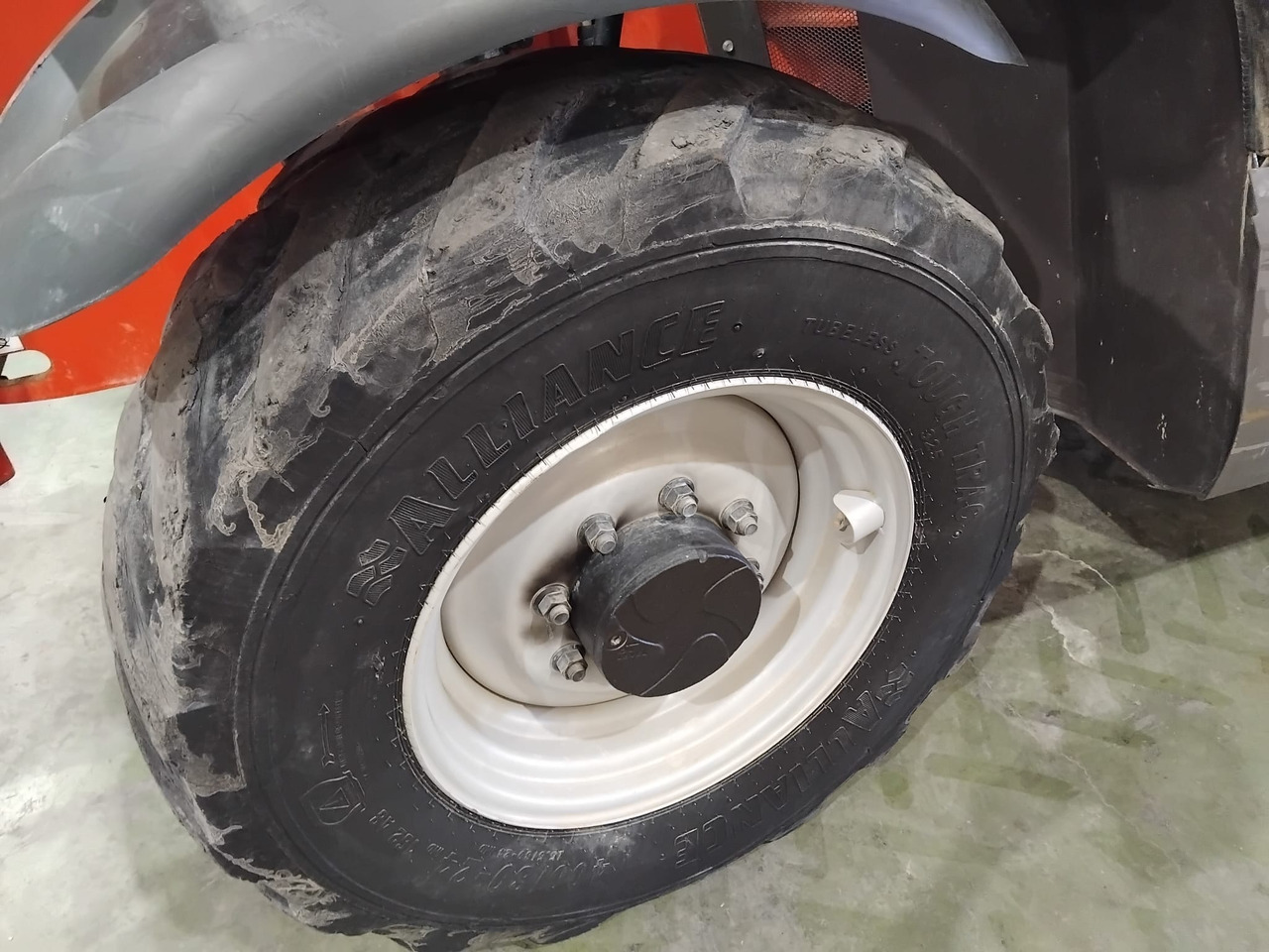 رافعة تلسكوبية MANITOU MT1335 EASY: صور 15