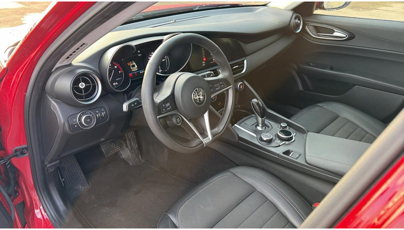 سيدان Alfa Romeo Giulia 2.0T (BELGIAN CAR / 200 PS / AUTOMATIC GEARBOX / NAVI / AIRCO / MEMORY SEATS / CAMERA): صور 12 سيدان Alfa Romeo Giulia 2.0T (BELGIAN CAR / 200 PS / AUTOMATIC GEARBOX / NAVI / AIRCO / MEMORY SEATS / CAMERA): صور 12